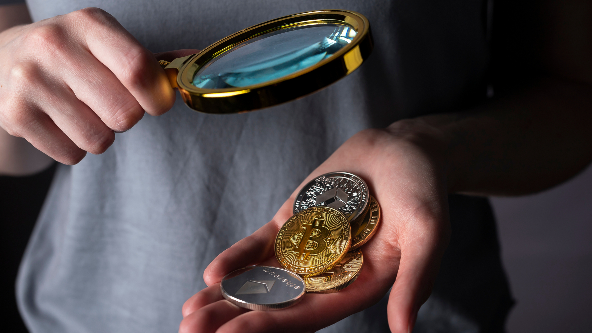 Lupa observando criptomoedas, investigação