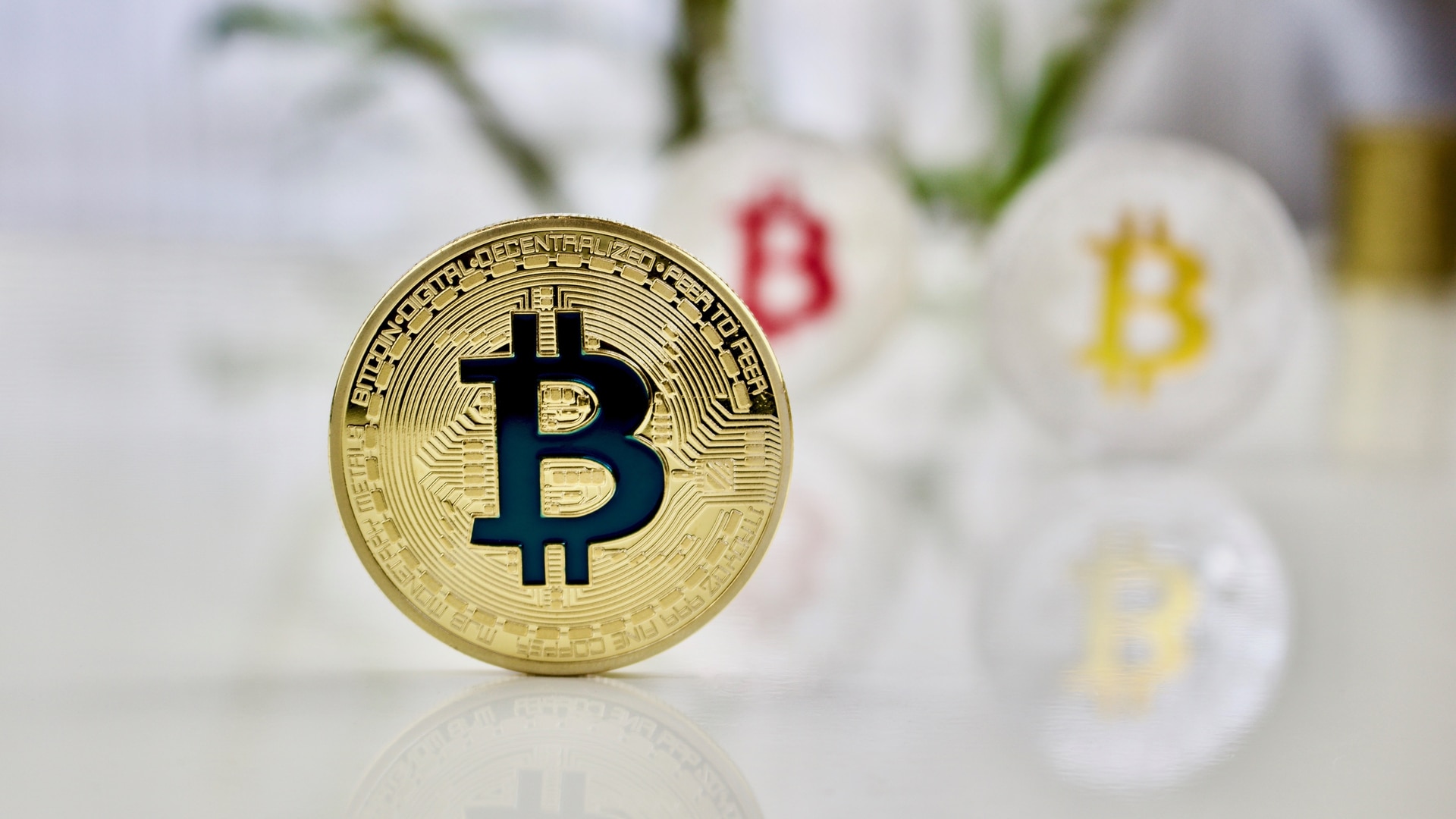 Moedas físicas de Bitcoin em várias cores