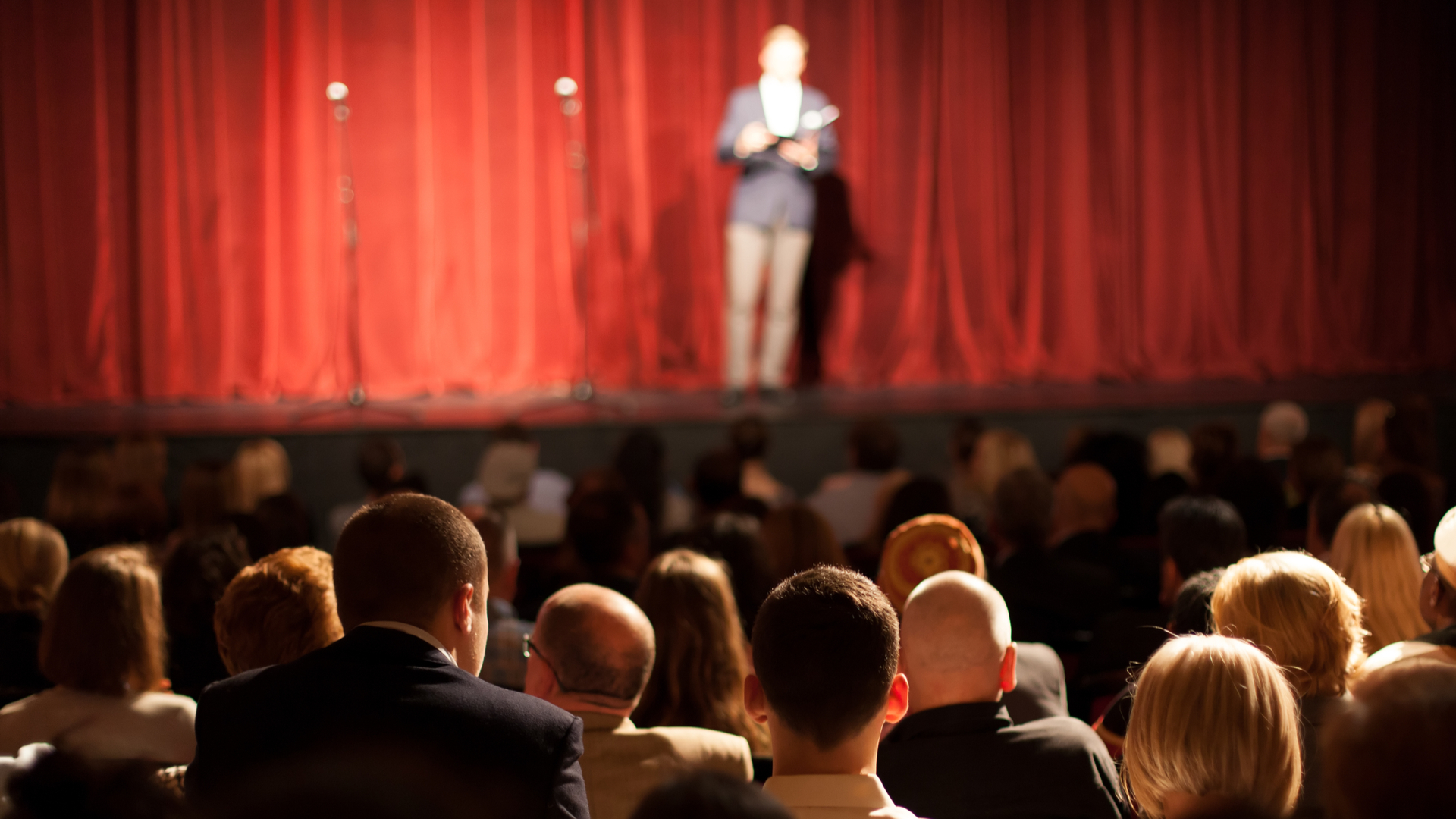 Plateia assistindo a um show de humor