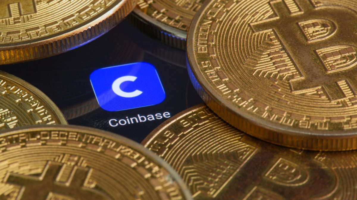 Símbolo da corretora Coinbase em meio a Bitcoins