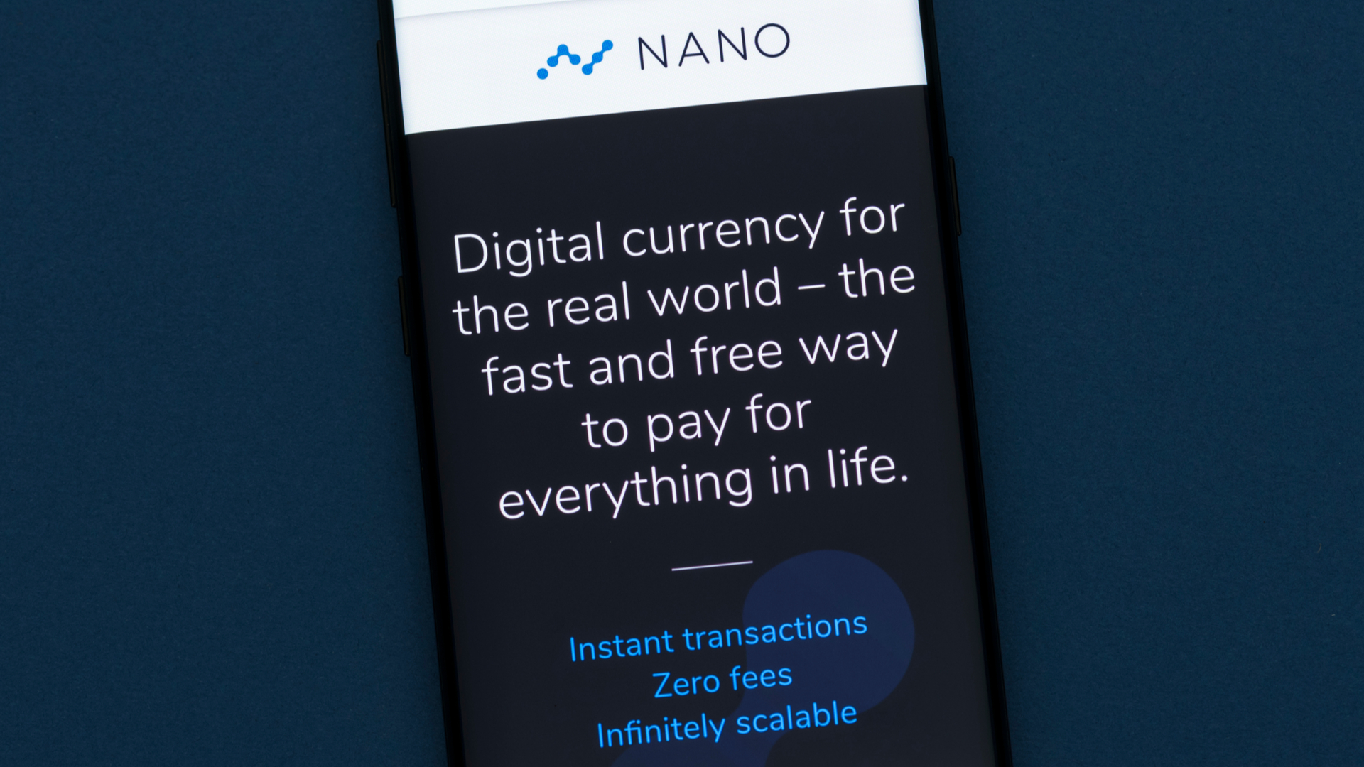 Aplicativo em celular com a imagem da criptomoeda Nano