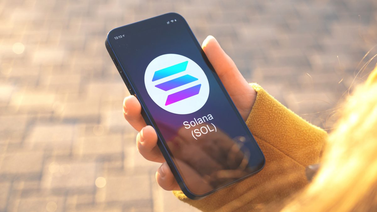 Aplicativo em celular com imagem da Solana