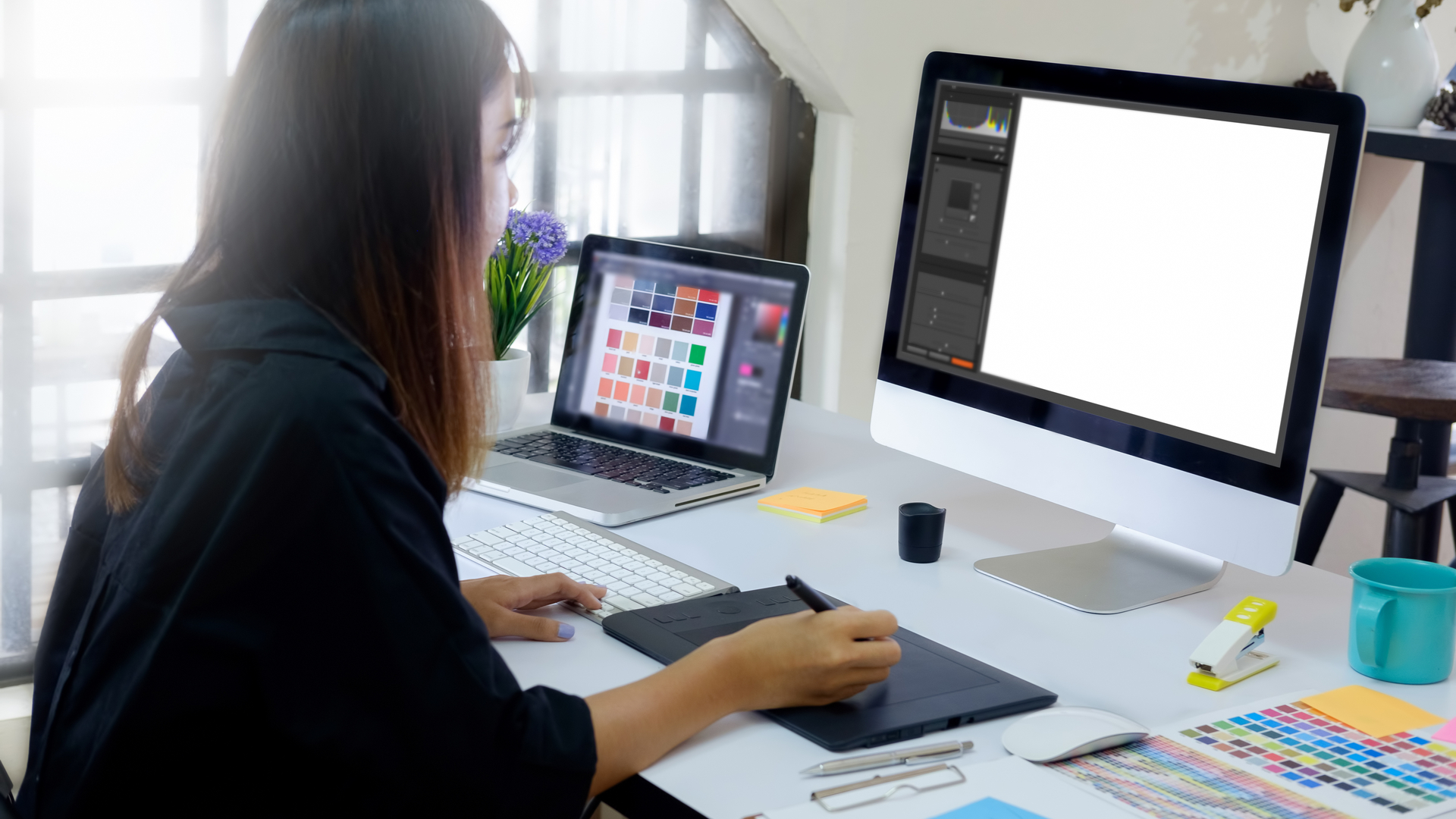 Artista mulher com projeto em seu computador