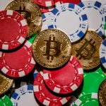 Bitcoin e moedas de casino em mesa