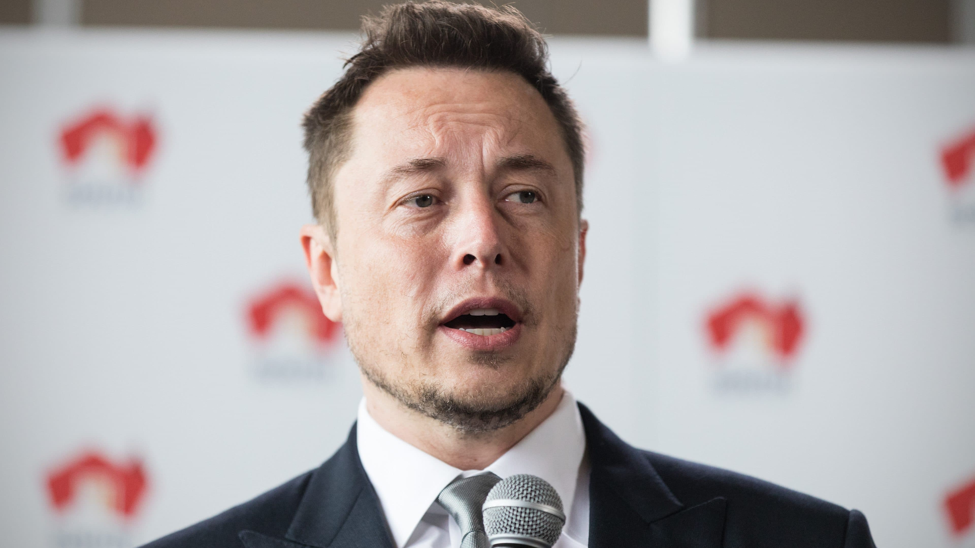 Elon Musk falando ao vivo com microfone
