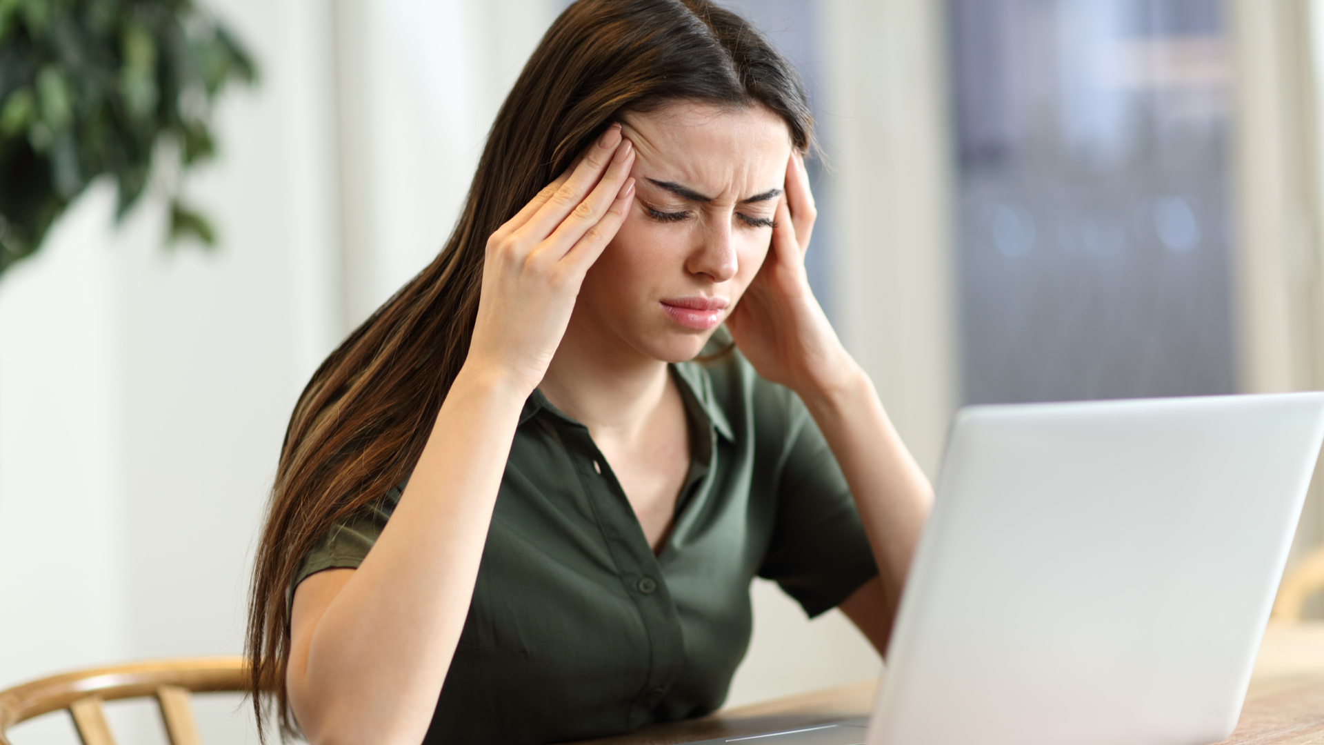 Mulher preocupada em frente ao computador