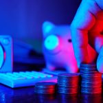 Pilha de moedas como poupança e luzes coloridas
