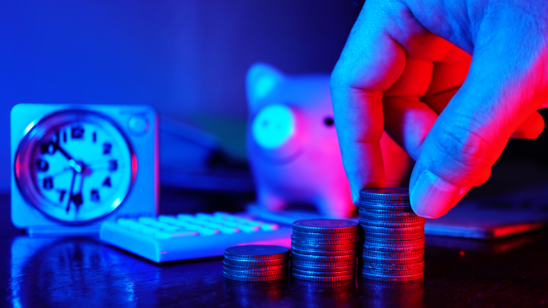 Pilha de moedas como poupança e luzes coloridas