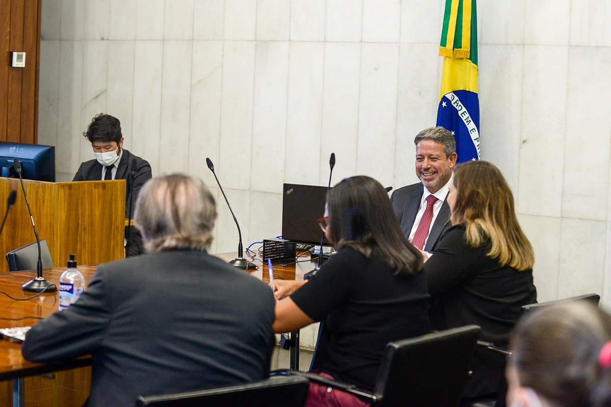 Presidente da Câmara dos Deputados, Arthur Lira, em conversa com líderes