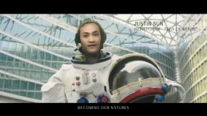 Montagem de Fundador da Tron com roupa de astronauta