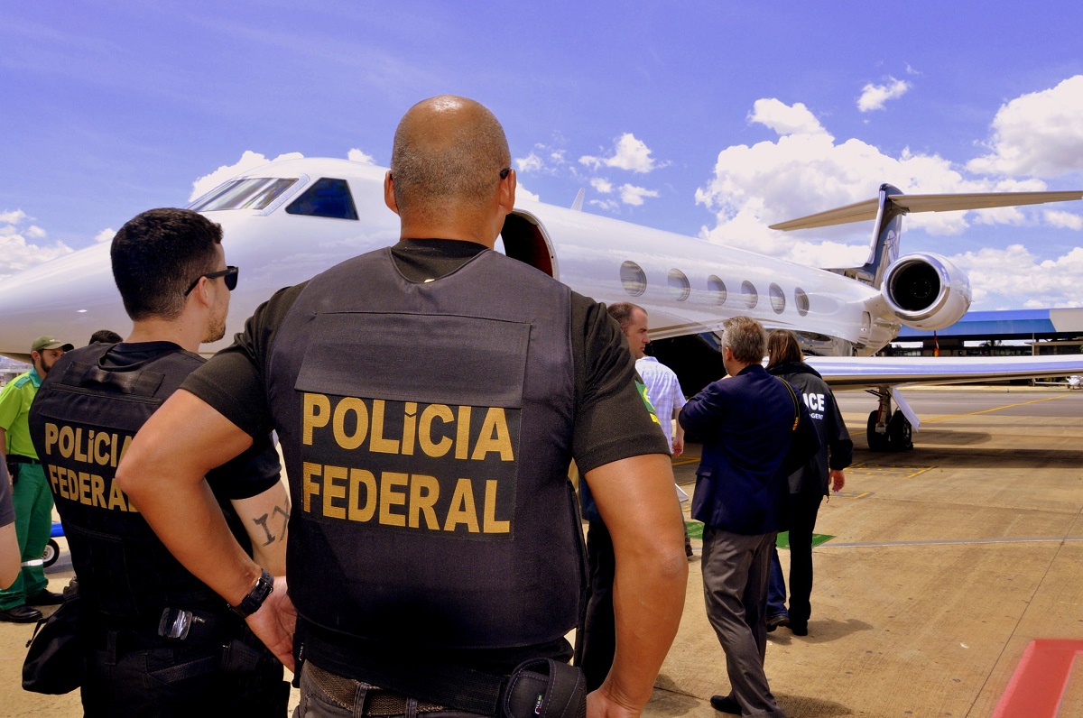Agentes da Polícia Federal em Aeroporto