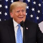 Ex-presidente Donald Trump gesticulando