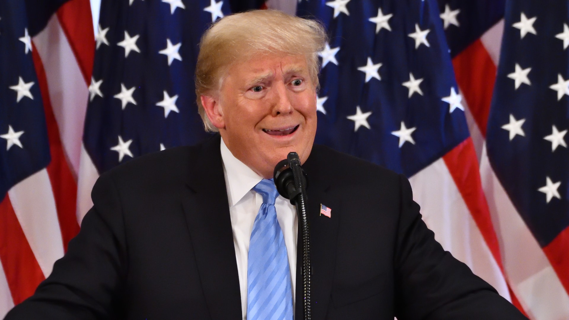 Ex-presidente Donald Trump gesticulando