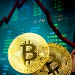 Gráfico do Bitcoin com seta de queda na cotação