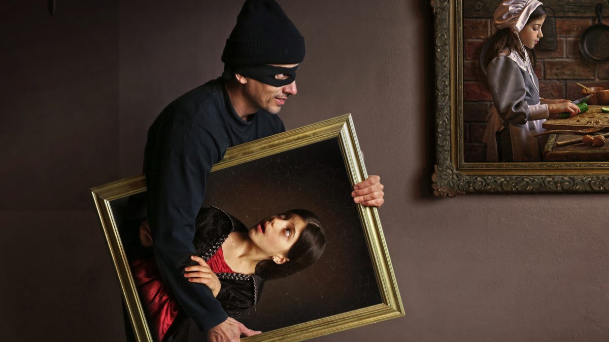 Ladrão de arte levando quadro