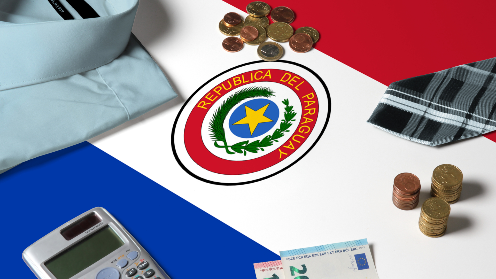 Moedas e objetos financeiros na superfície da bandeira do Paraguai, crime do colarinho branco