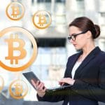 Mulher de negócios trabalhando no laptop com Bitcoin