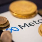 Símbolo da Meta ex-facebook em aplicativo com criptomoedas em cima Bitcoin