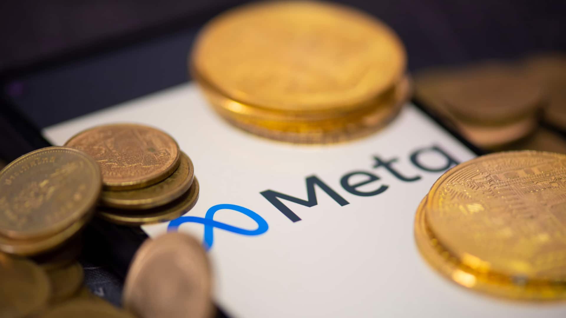 Símbolo da Meta ex-facebook em aplicativo com criptomoedas em cima Bitcoin