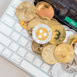 Várias criptomoedas em cima de computador
