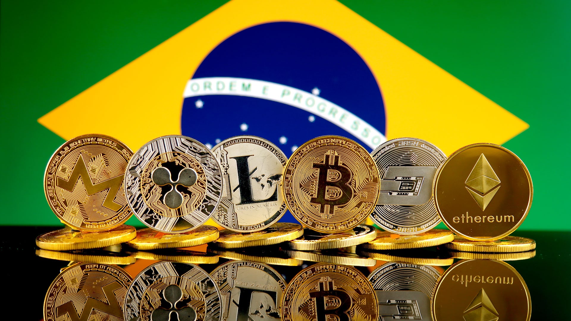 Criptomoedas e bandeira do Brasil