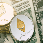 Moedas físicas de Ethereum sobre notas de dólar