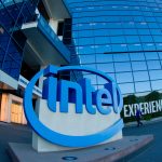 Logotipo da Intel em frente a prédio comercial