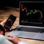 Investidor acompanhando mercado cair
