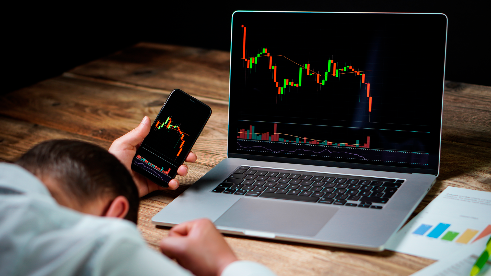Investidor acompanhando mercado cair
