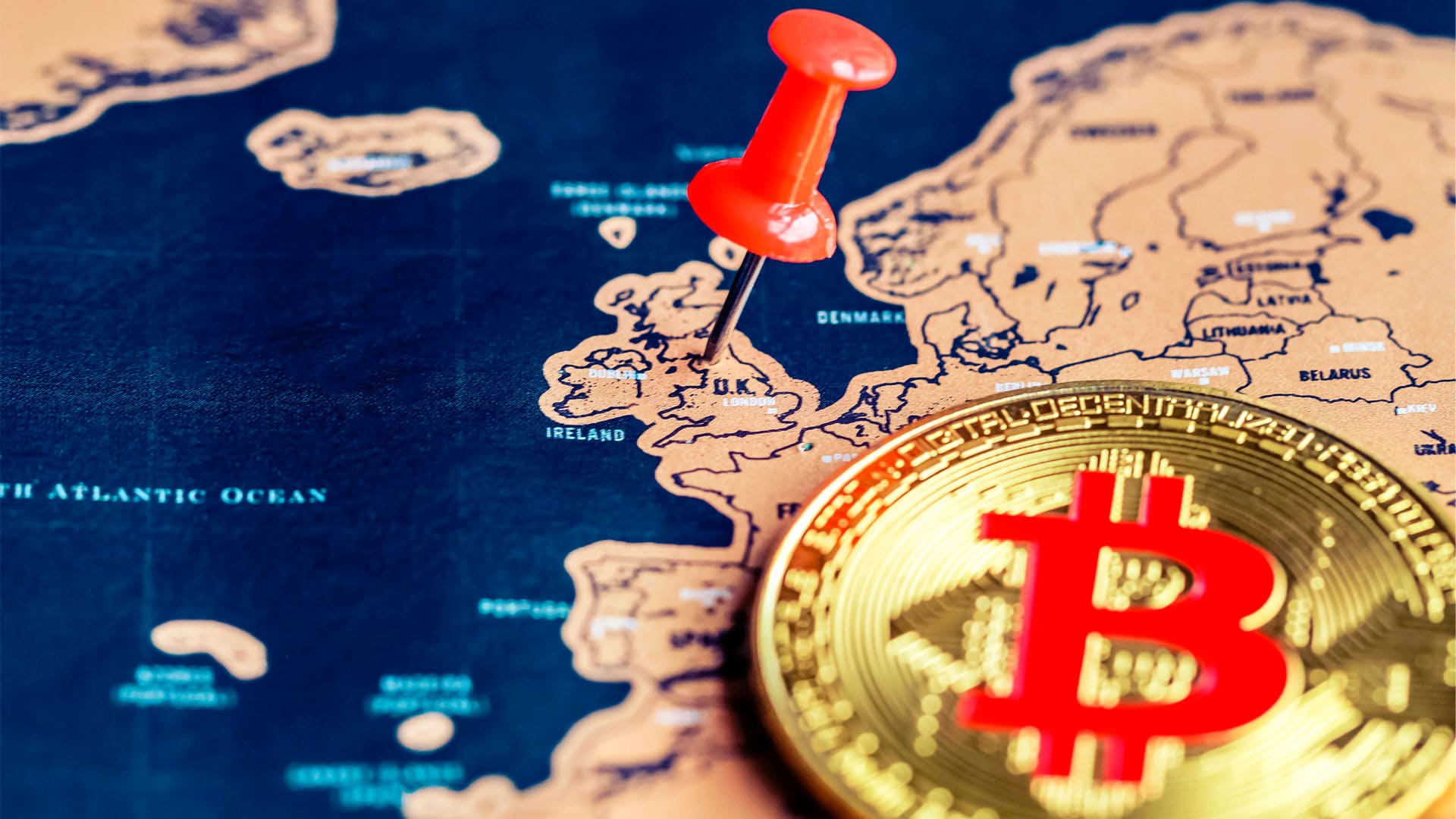 Moeda de Bitcoin e mapa do Reino Unido