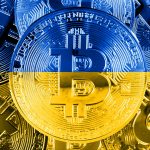 Bitcoin em meio a bandeira da Ucrânia