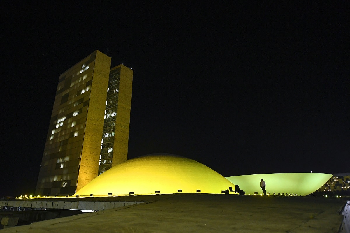Congresso Nacional iluminado de amarelo Foto Jefferson Rudy Agência Senado e criptomoedas e proposta projeto