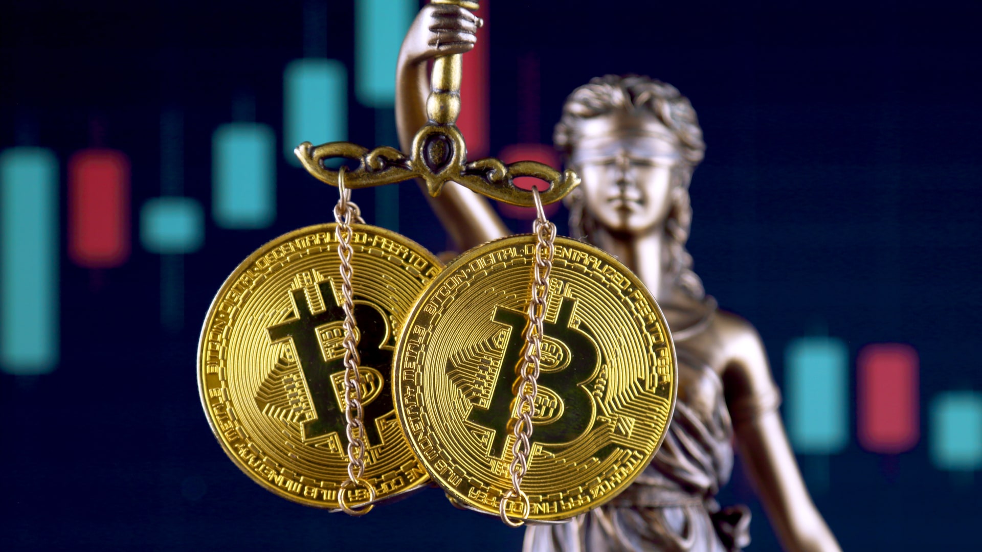 Estátua da justiça segurando Bitcoin e criptomoedas