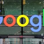 Google em porta de escritório da empresa
