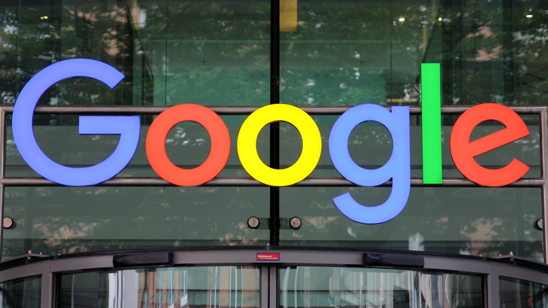 Google em porta de escritório da empresa