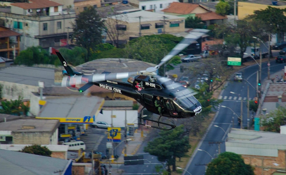 Helicóptero da Polícia Civil de Minas Gerais voando