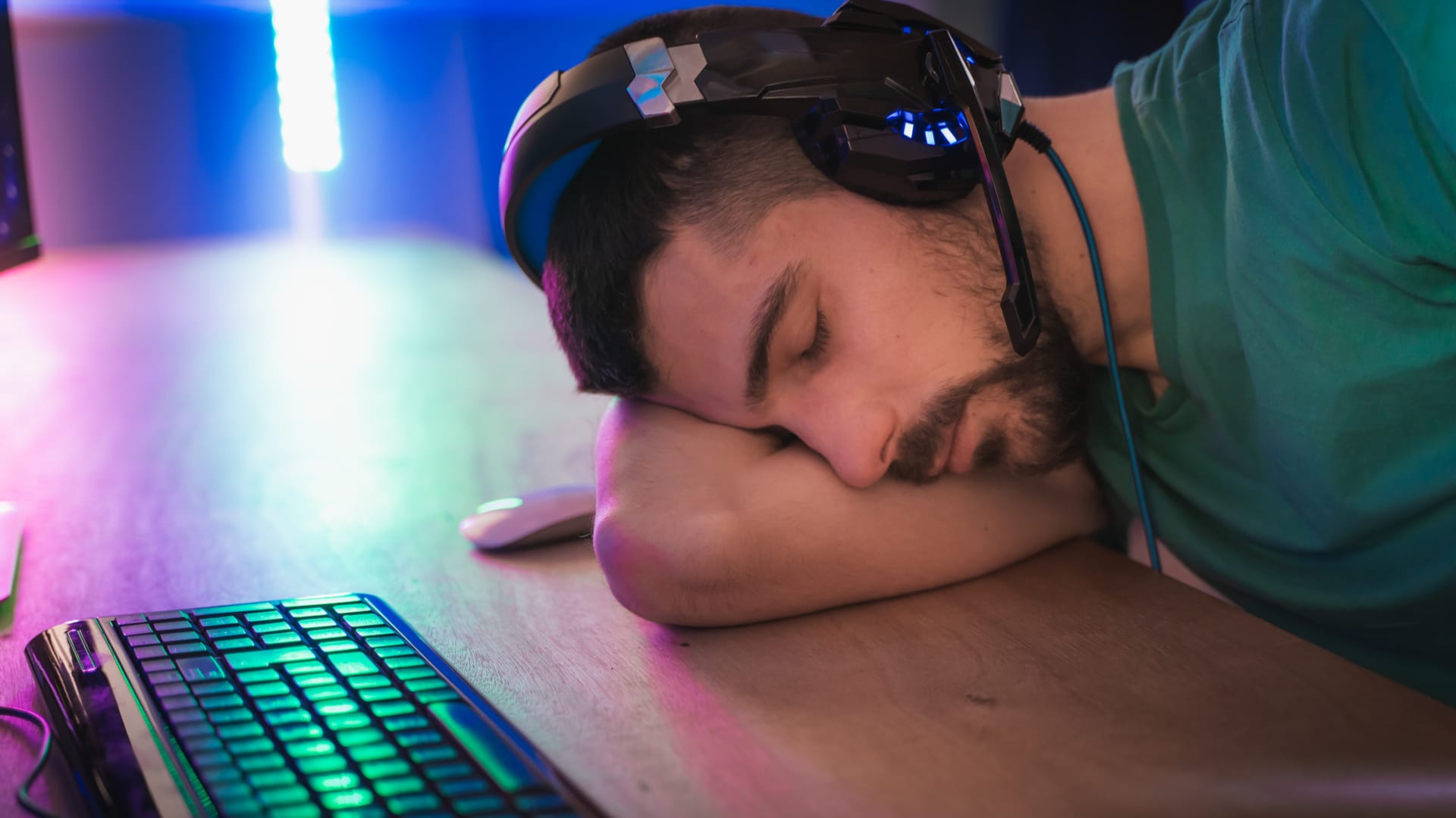 Homem dormindo em frente ao computador