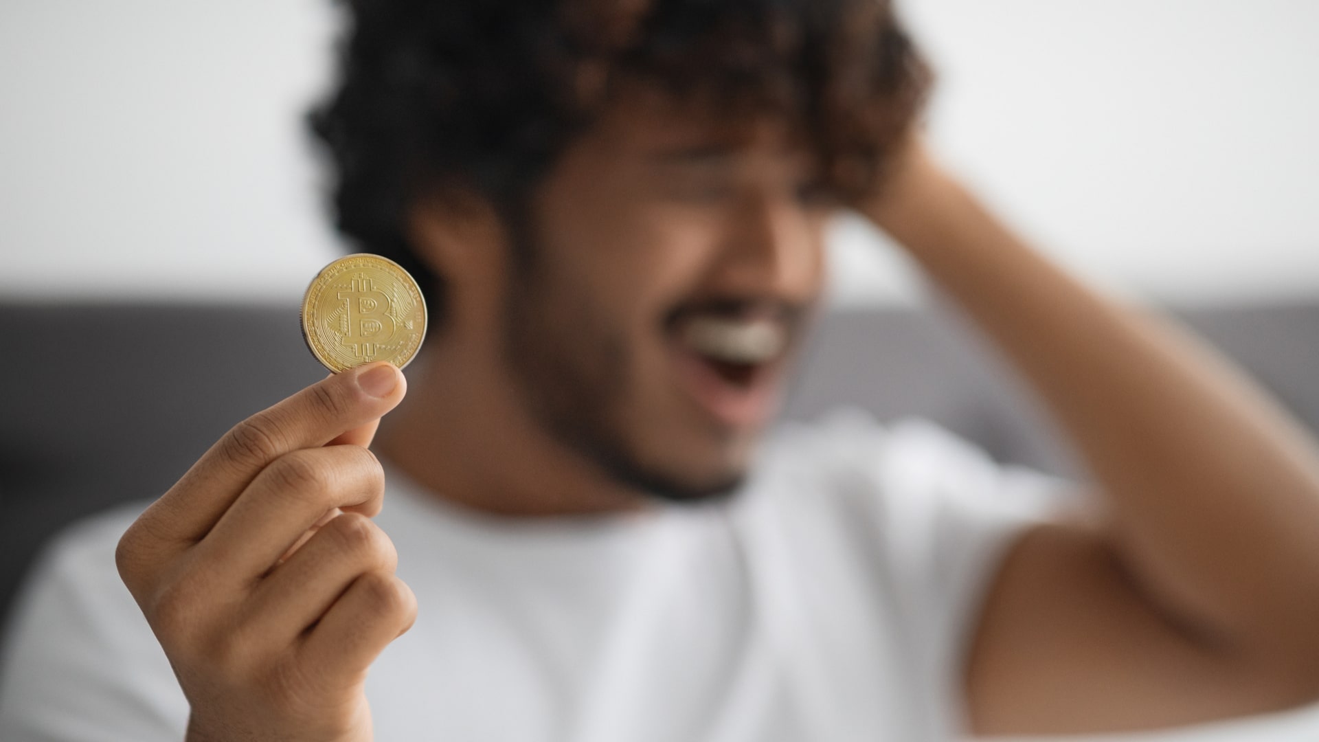 Homem frustrado segurando Bitcoin