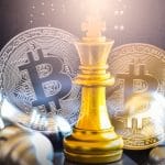 Moedas de Bitcoin e rei do xadrez