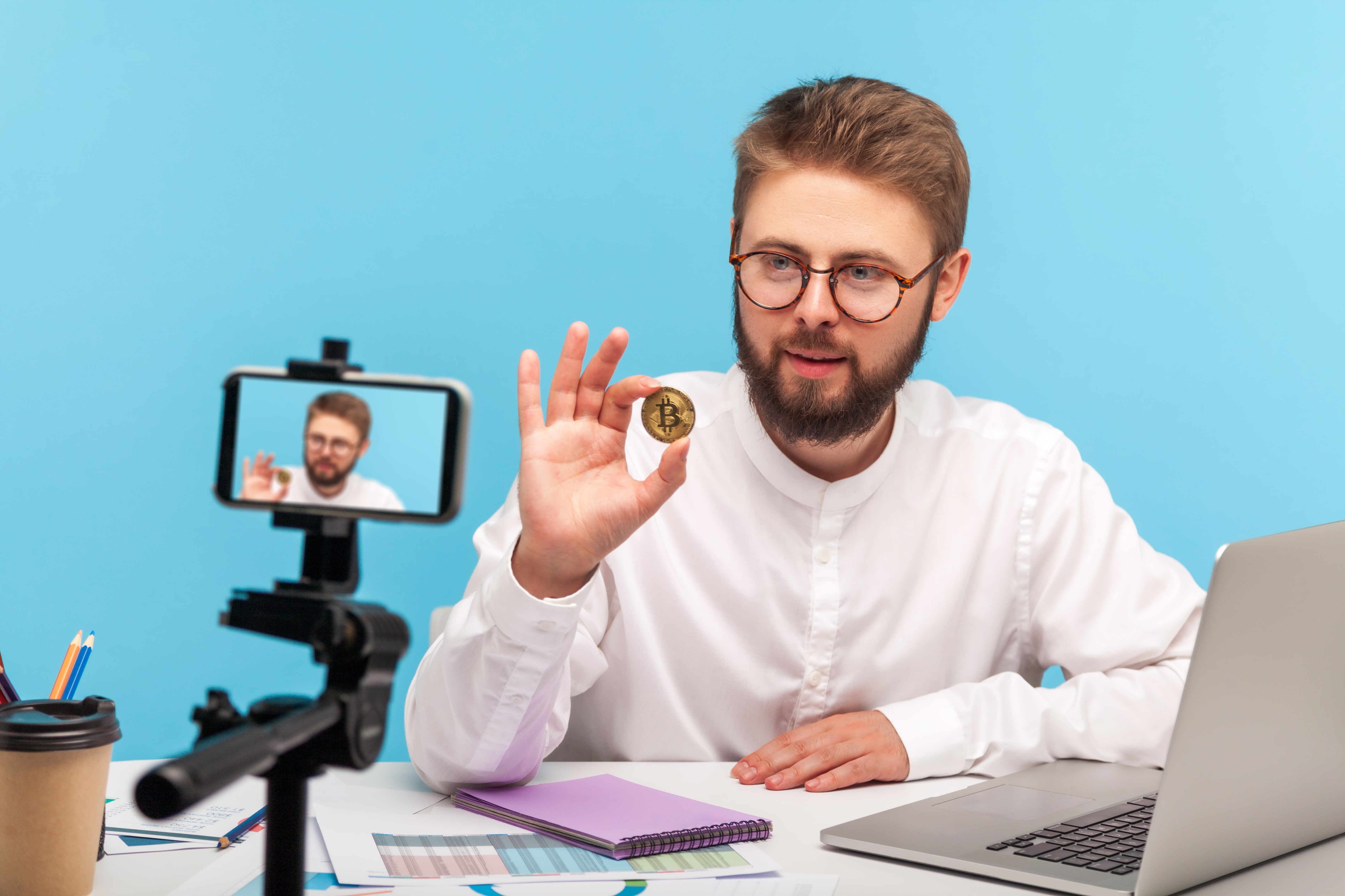 Influenciador digital gravando vídeo sobre criptomoedas.