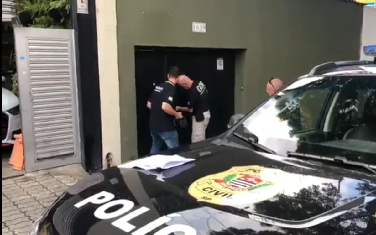 Agentes da Polícia Civil de São Paulo cumprindo mandados contra Agro SA