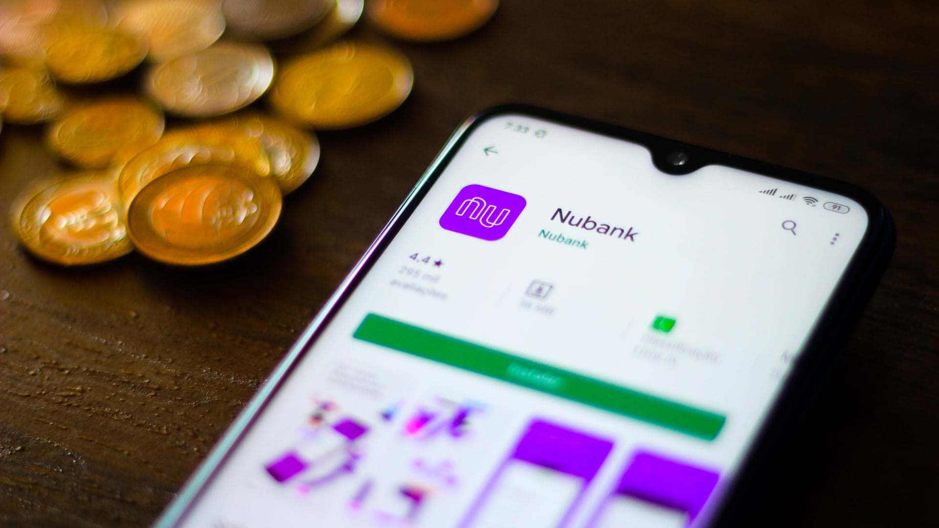 Aplicativo do Nubank ao lado de moedas