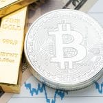 Barra de ouro e Bitcoin no gráfico de alta com crise financeira e reserva de valor