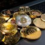 Bitcoin cercado de criptomoedas alternativas