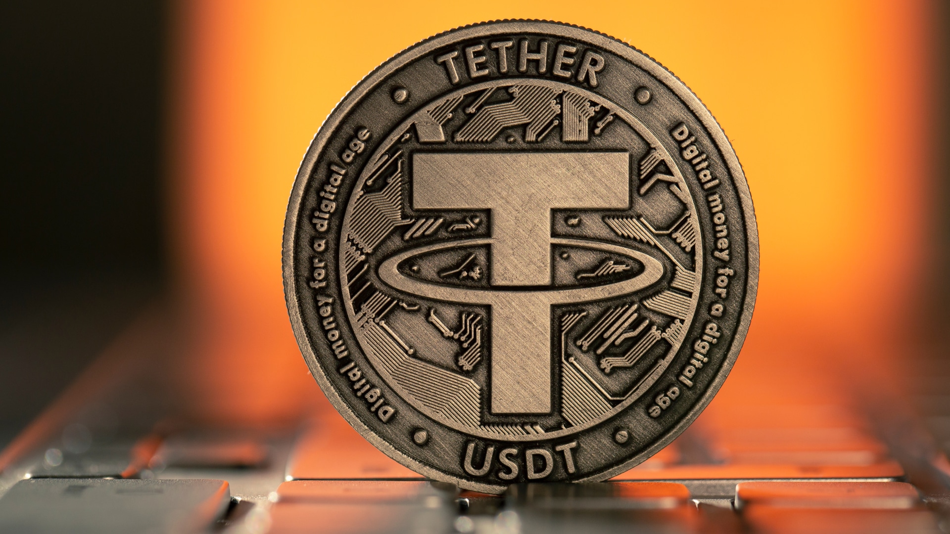 Criptomoeda Tether com fundo laranja