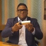 Faraó dos Bitcoins segurando carteira Trezor de criptomoedas