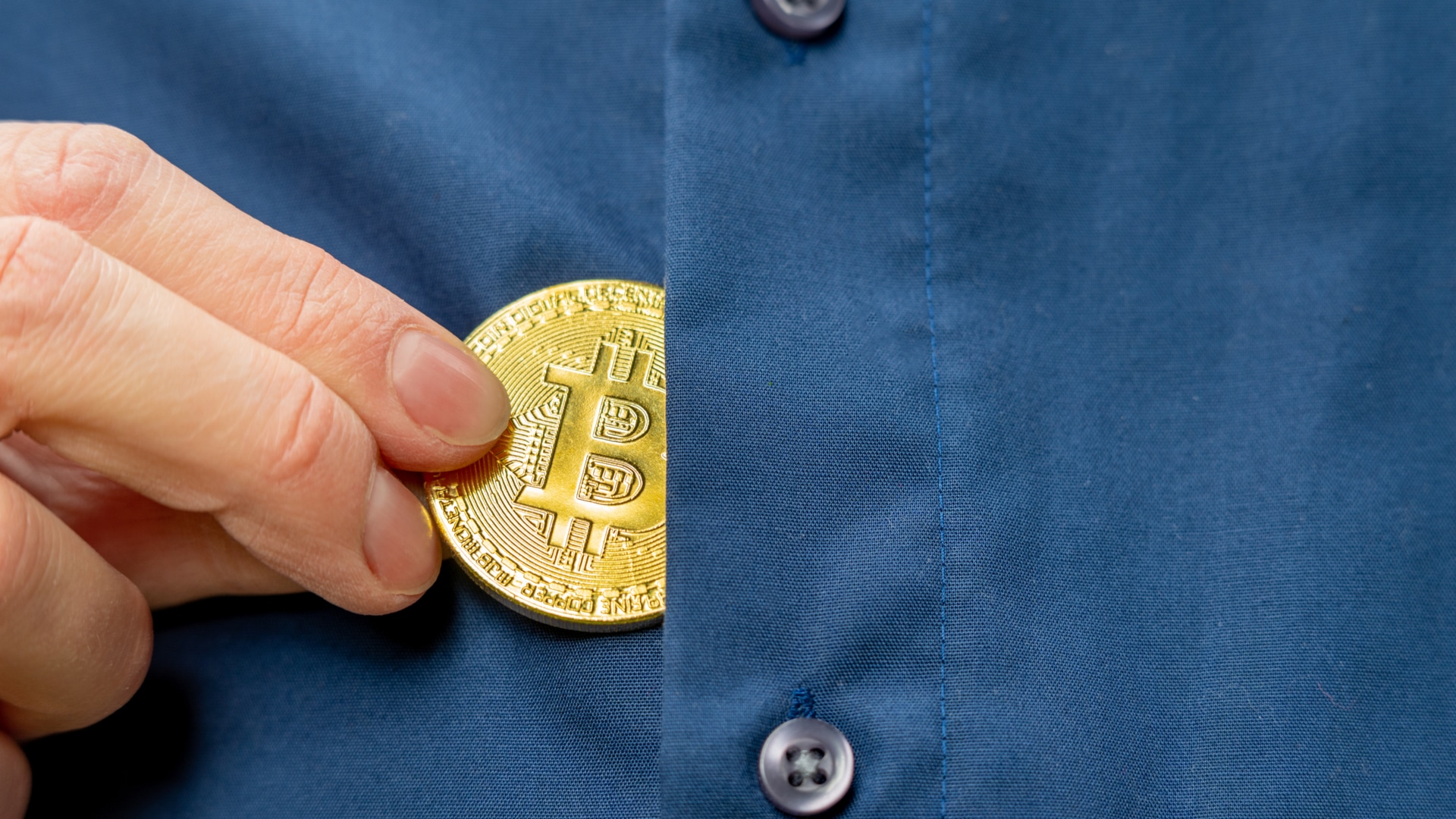 Homem esconde um Bitcoin em sua camisa