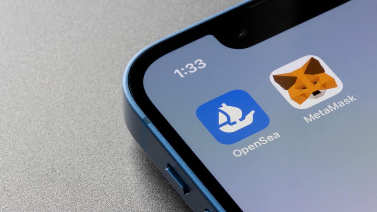 Ícone dos aplicativos OpenSea e MetaMask, plataforma de NFTs e carteira de criptomoedas