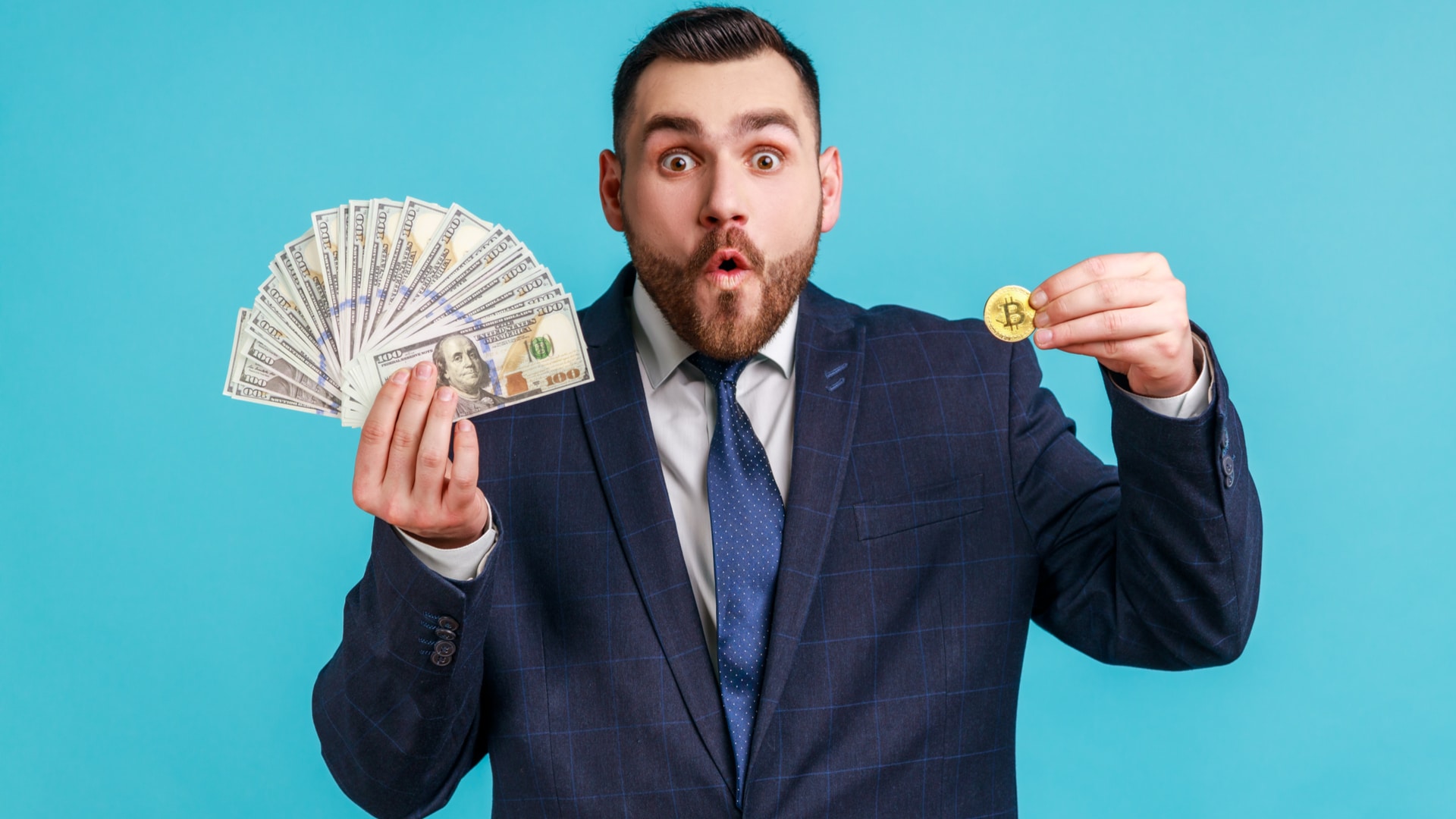 Jovem surpreso mostrando Bitcoin e notas de Dólar
