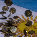 Moedas caindo na bandeira da Argentina